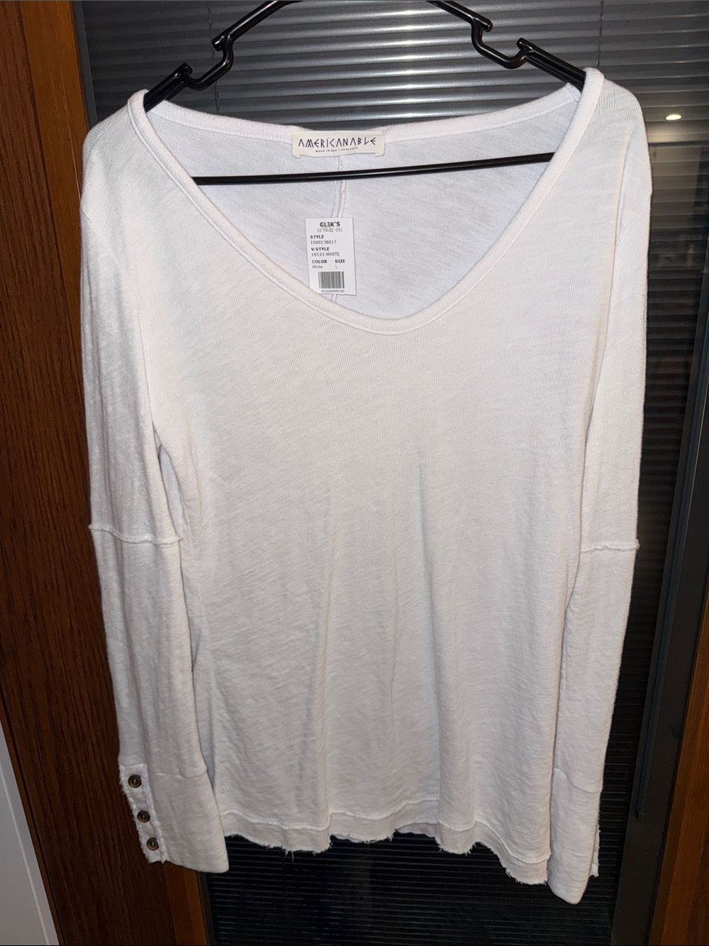 Americanable White Long-Sleeve Scoop Neck Tee